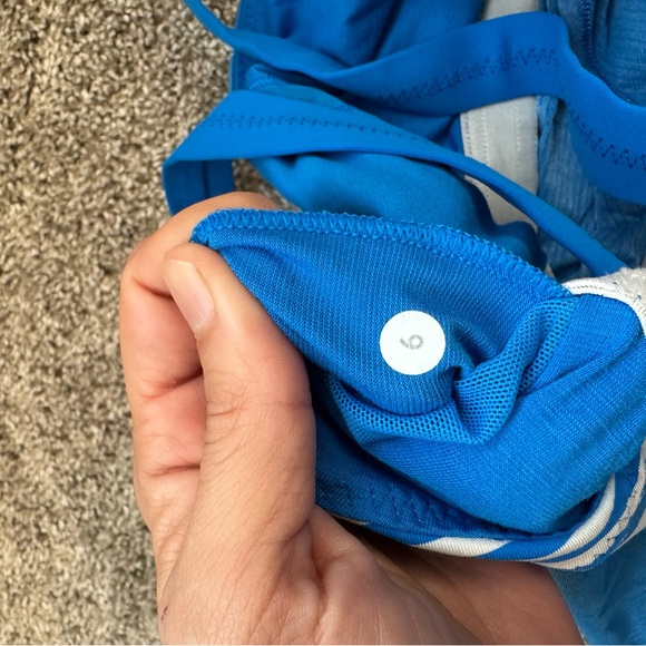 Blue lululemon top with bra - Picture 3 of 4